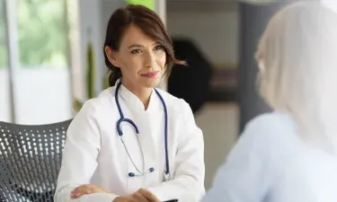 WHNP 在新墨西哥州 smiling 和 discussing treatment options with patient